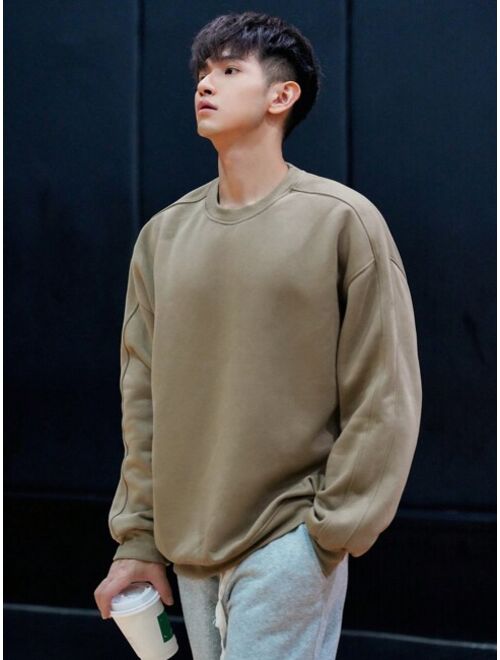 DAZY Men Letter & Bear Embossed Drop Shoulder Sweatshirt