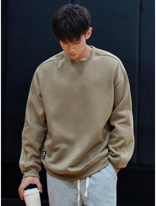 DAZY Men Letter & Bear Embossed Drop Shoulder Sweatshirt