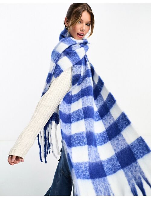 Glamorous blanket scarf in white and cobalt checkerboard