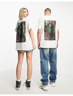 Unisex iridescent photographic printed t-shirt in gray