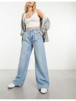 wide leg pleat front jean in mid blue